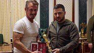Sean Penn, Oscar’ını Zelenski’ye hediye etti