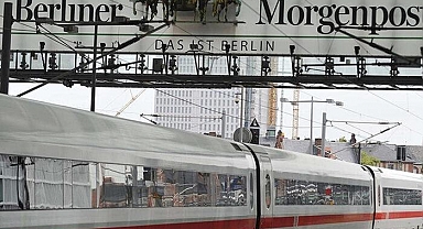 Almanya'da trende bıçaklı saldırı! Ölü ve yaralılar var