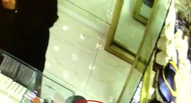 Çocuklarını hırsızlıklarına alet ettiler, o anlar kameralarda