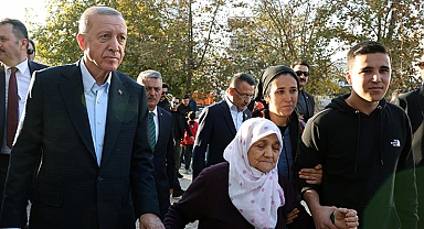 Cumhurbaşkanı Erdoğan, selzede Zülfiye Nine'nin evine misafir oldu... 'Sevinçle ve mutlulukla ağırladım'