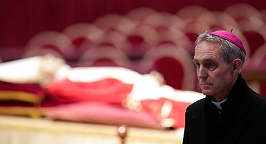 Eski Papa 16. Benedictus’un naaşı Vatikan’da ziyarete açıldı... On binlerce kişinin eski papayı katafalkta ziyaret etmesi bekleniyor