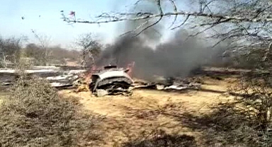 Hindistan'da iki savaş uçağı düştü: 1 ölü