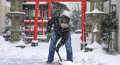 Japonya’da kar esareti: Yüzlerce araç yollarda mahsur kaldı