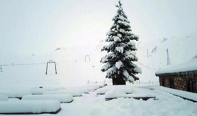 Saklıkent'te gecikmeli 'kar' sevinci