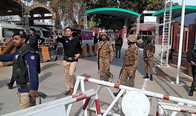 Son dakika... Pakistan'da camiye bombalı saldırı: Çok sayıda ölü ve yaralı var!