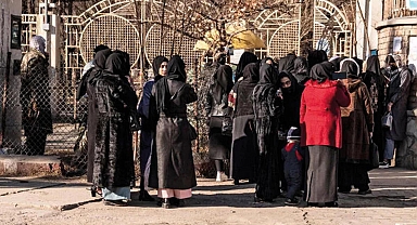 Taliban şimdi de erkek doktora gitmeyi yasakladı