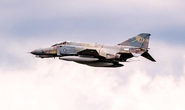 Yunan F-4 savaş uçağı denize düştü