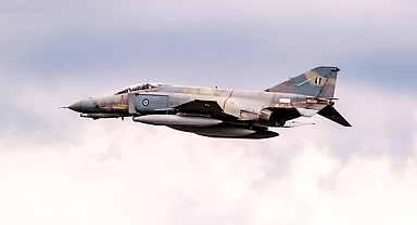 Yunan F-4 savaş uçağı denize düştü