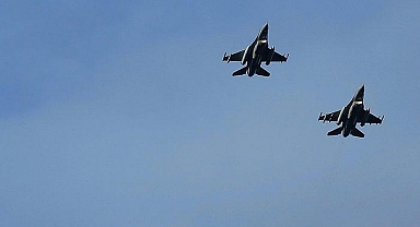 Yunanistan’da askeri uçak denize düştü!