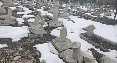 250 yıllık tarihi mezarlığı da deprem vurdu