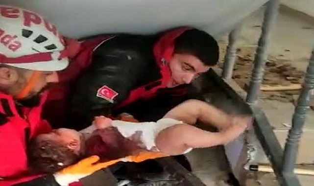 4 aylık Ayşe bebek, 58 saat sonra sağ kurtarıldı! Ailesini arama çalışmaları sürüyor