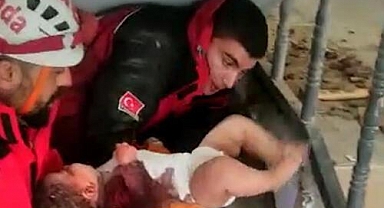 4 aylık Ayşe bebek, 58 saat sonra sağ kurtarıldı! Ailesini arama çalışmaları sürüyor