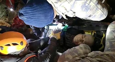 44 saat enkaz altında kalan yaşlı kadın kurtarıldı