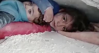 7 yaşındaki kız çocuğu enkaz altındaki kardeşini böyle korudu! 'Bizi çıkarın istediğiniz her şeyi yaparım'