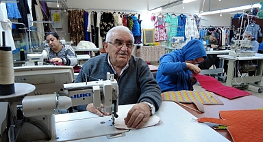 76 yaşında azmi ve güler yüzüyle engellilere moral oluyor