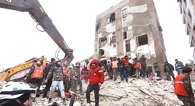 8 ülkede hissedildi... Suriye'de de yıkım