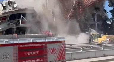 Antakya'da yürekler ağza geldi! İş makinesi operatörü ölümden kıl payı kurtuldu