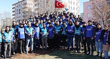 Azerbaycan'ın gönüllü gençleri deprem bölgesinde gece gündüz çalışıyor