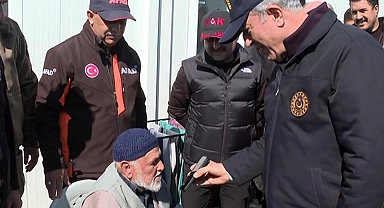 Bakan Akar, Kore gazisi depremzedeyi İçişleri Bakanı Süleyman Soylu ile görüştürdü
