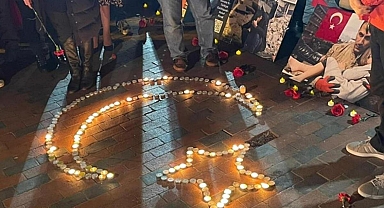 Beyaz Saray önündeki parkta depremde hayatını kaybedenlerin anısına mum yakıldı