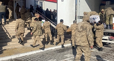 Bingöl Jandarması deprem bölgesinde yaraları sarıyor