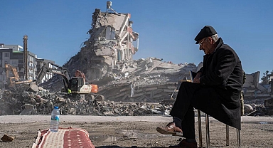 Bu kare dünyayı yasa boğdu... Mehmet amca ailesinin kurtarılmasını böyle bekledi!