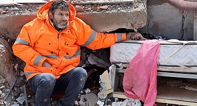 Bu kare dünyayı yasa boğdu... Ölen kızının elini bırakmadı