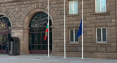 Bulgaristan'da tüm kamu kuruluşlarında bayraklar yarıya indirildi