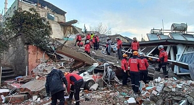 Bursa İnegöllü ekipler enkazlarda zamanla yarışıyor