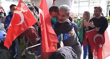 Çin’e dönen kurtarma ekibi, alkışlar ve Türk bayraklarıyla karşılandı