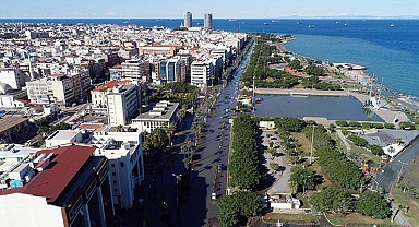 Deniz seviyesinin yükseldiği İskenderun'da binalar boşaltıldı