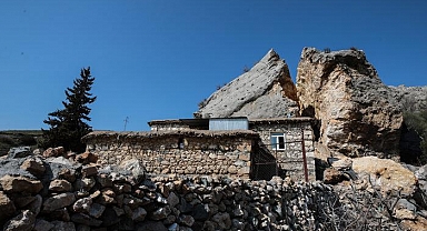 Deprem felaketi sonrası ilginç görüntü! Dev kaya eve çarpıp ikiye bölündü