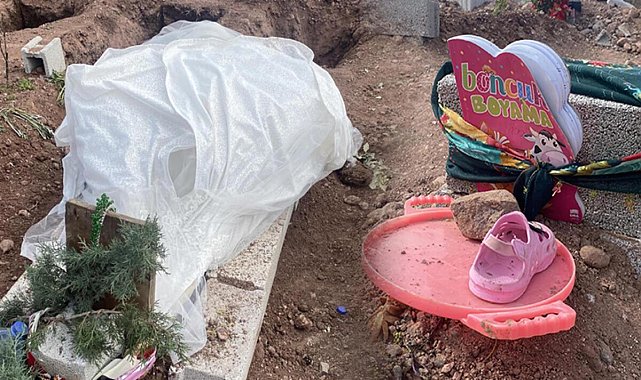Deprem mezarlığından kahreden görüntüler! Mezar başlarına bırakılanlar yürekleri dağladı