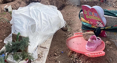 Deprem mezarlığından kahreden görüntüler! Mezar başlarına bırakılanlar yürekleri dağladı