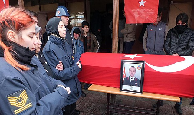 Depremde hayatını kaybeden Astsubay Kıdemli Başçavuş Naim Özkaya'ya kızlarından üniformalı veda
