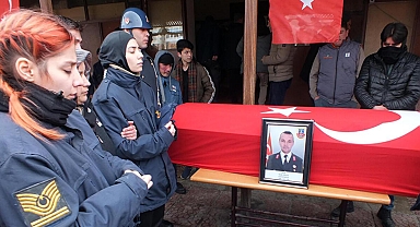 Depremde hayatını kaybeden Astsubay Kıdemli Başçavuş Naim Özkaya'ya kızlarından üniformalı veda