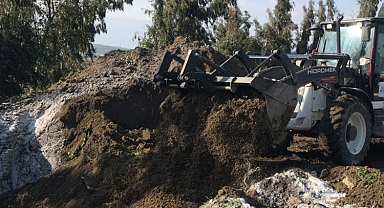 Depremde telef olan hayvanlar hastalık riskine karşı gömüldü