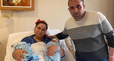 Depremzede Esra, ikiz bebeklerini dünyaya getirdi
