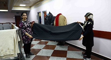 Depremzedeler için uyku tulumları dikiyorlar