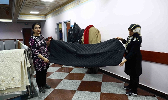 Depremzedeler için uyku tulumları dikiyorlar