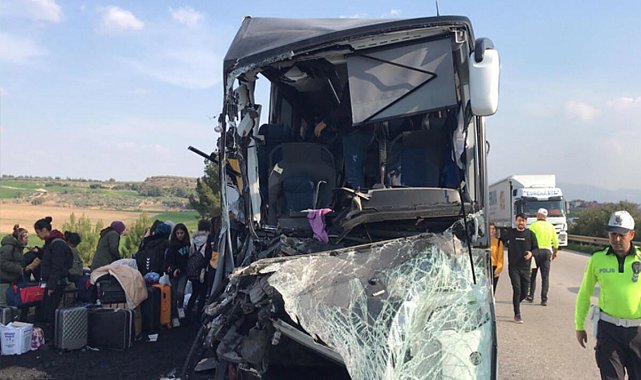 Depremzedeleri taşıyan otobüs, kamyona çarptı: 2 can kaybı, 6 yaralı