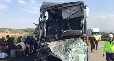 Depremzedeleri taşıyan otobüs, kamyona çarptı: 2 can kaybı, 6 yaralı