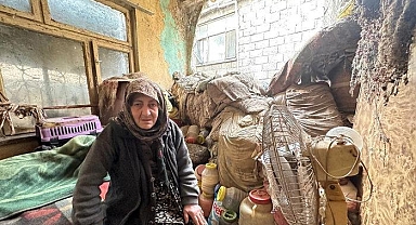 Duvarsız odasında tek başına yaşamaya çalışıyor!