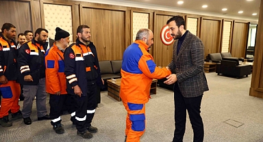 Enkaz altındaki anne ile kızı, papağan sayesinde kurtuldu