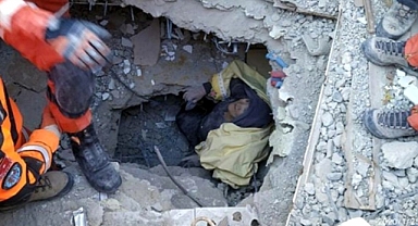 Enkaz altındaki kadın başörtüsüz çıkmadı! 