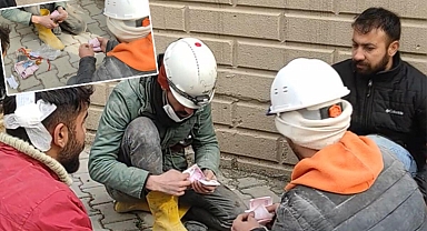 Enkazda buldukları 200 bin TL'lik altın ve dövizi sahibine teslim ettiler