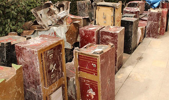 Enkazdan çıkarılan para kasaları ve çantalar polis korumasında