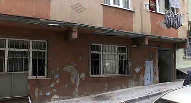Esenler ve Bayrampaşa'da iki binadaki çatlaklar korkutuyor