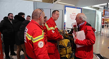 Fransız arama kurtarma ekibi güllerle karşılandı