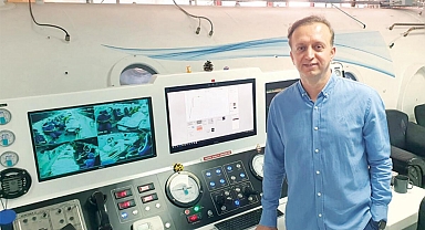 Gölcük’te enkazdan çıktı: Enkaz altından kurtulanları tedavi ediyor